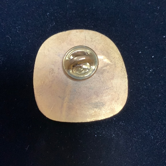 Vintage Lions Hong Kong 1955 commemoration travel pin - Picture 2 of 3